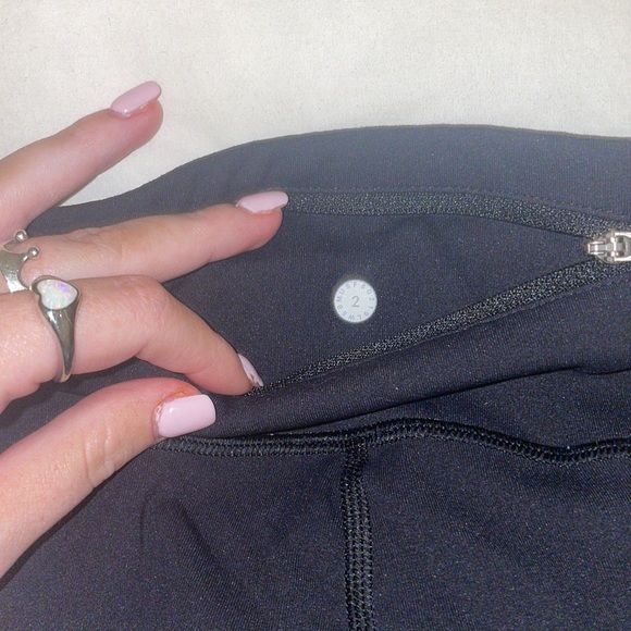 Lululemon leggings, with pockets. - Picture 4 of 6